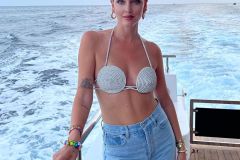 Chiara Ferragni, sexy costume in barca