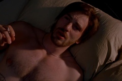 Chris Evans a letto e a torso nudo