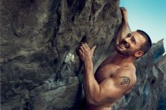 Chris Evans scala una montagna a torso nudo