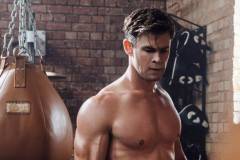 Chris Hemsworth si allena: un fisico possente costruito con il sudore.