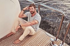 Chris Hemsworth in barca, in tenuta estiva.