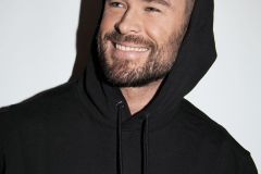 Chris Hemsworth sorride in una campagna BOSS.