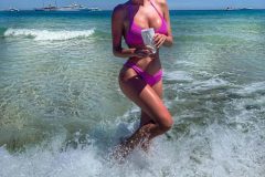 Diletta Leotta, sexy in bikini tra le onde