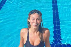 Diletta Leotta sorridente e sexy in piscina