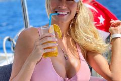 Diletta Leotta beve un cocktail in barca sfoggiando un sexy bikini rosa