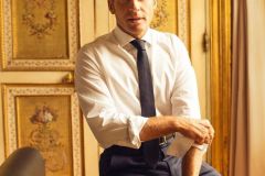 Emmanuel Macron in camicia bianca