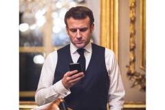 Emmanuel Macron in cravatta e gilet
