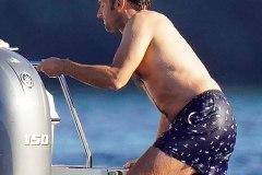 Emmanuel Macron al mare a torso nudo