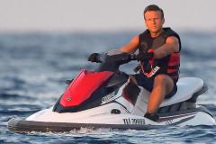 Emmanuel Macron in costume da bagno, su moto d'acqua