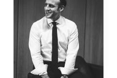 Emmanuel Macron sorride in una foto bianco e nero