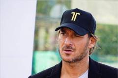Francesco Totti con un cappellino da baseball