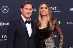 Francesco Totti e Ilary Blasi con abiti eleganti