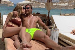 Francesco Totti con Ilary Blasi in spiaggia