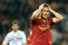 Francesco Totti in campo con la maglia della Roma