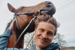 Jannik Schümann con cavallo