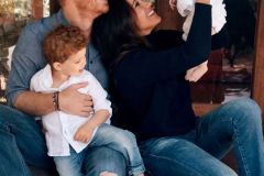 Principe Harry e Meghan Markle con i figli, a piedi scalzi