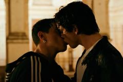 Tananai, il bacio gay nel video di 10k scale