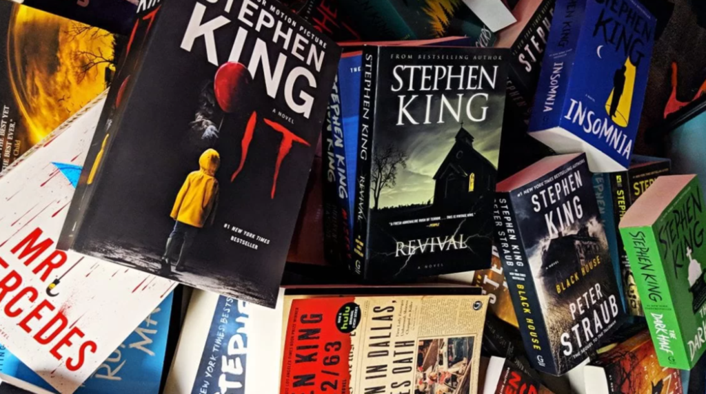 Un gruppo di libri di Stephen King ammucchiati uno sopra l'altra