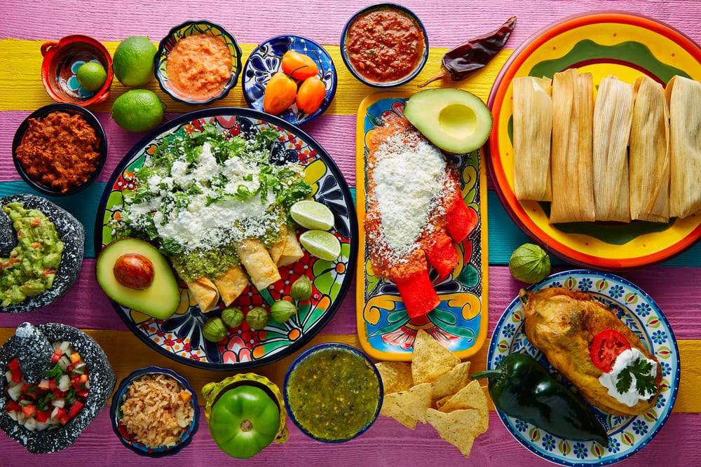 Una tavola imbandita di piatti tipici della cucina messicana