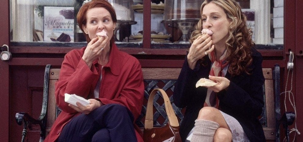 Carrie e Miranda mangiano cupcakes da Magnolia Bakery