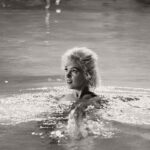 Marilyn Monroe  in piscina sul set di Something's Got to Give