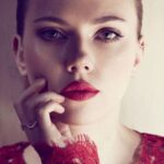 Scarlett Johansson sexy con un rossetto rosso