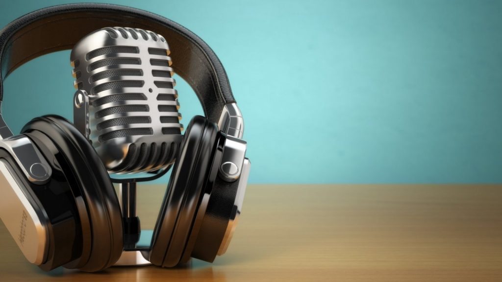 Cuffie e microfono per registrare podcast
