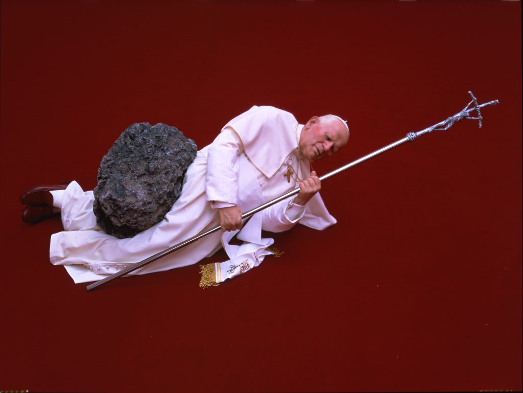 Scultura di Papa Wojtyla colpito da un meteorite 