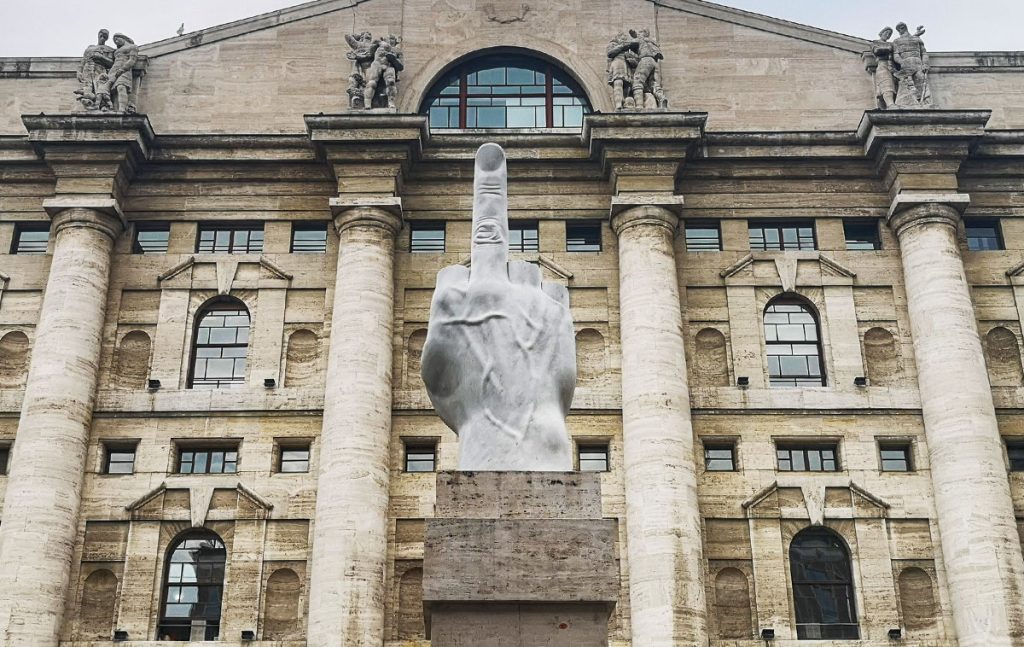 Il dito di Cattelan in Piazza Affari a Milano