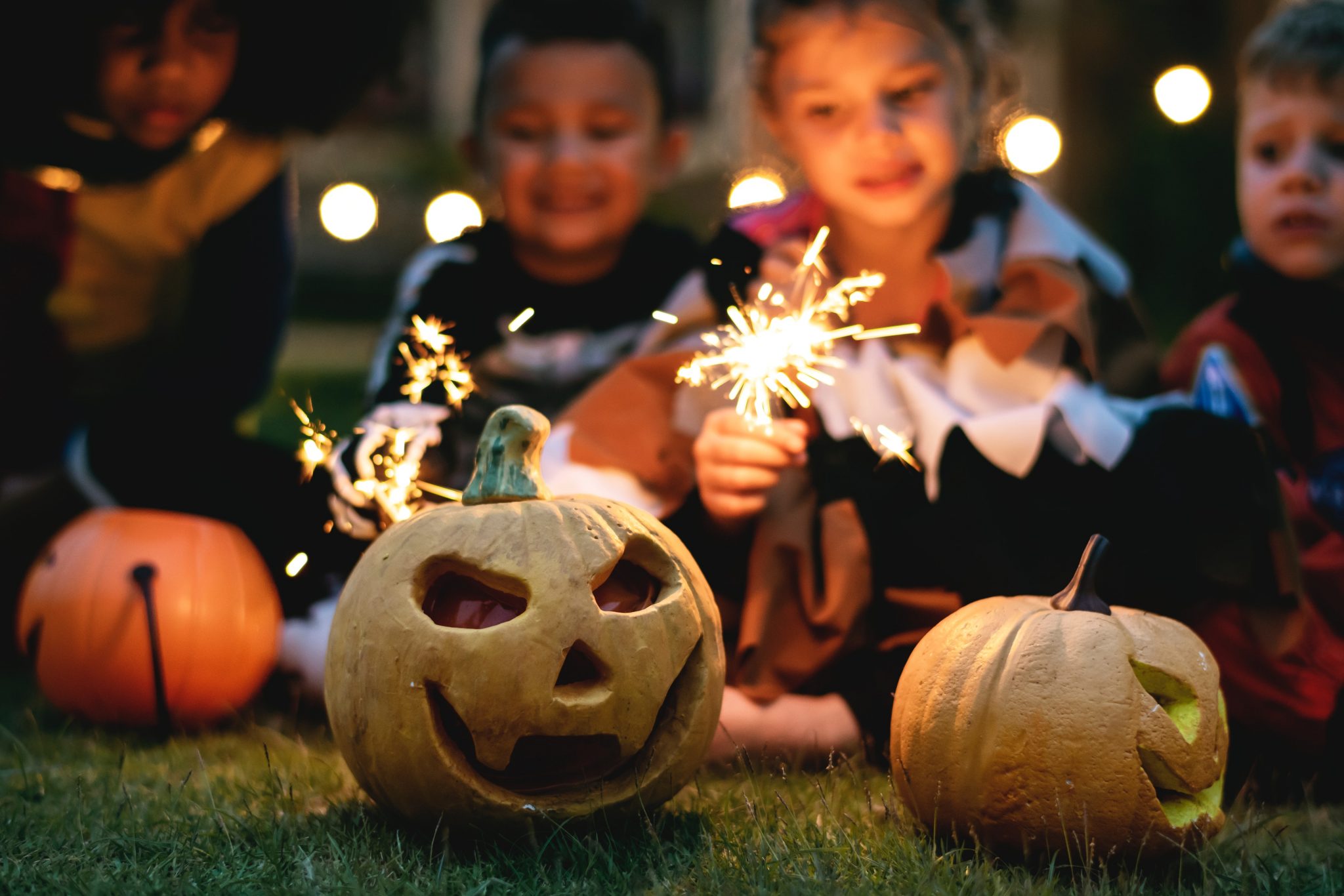 bambini e zucche di halloween