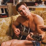 Chris Evans suona la chitarra senza maglietta in Sex List
