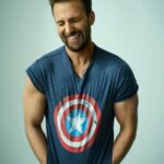 Chris Evans sorride con la t-shirt di Capitain America