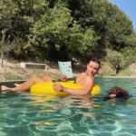 Jannik Schümann in piscina con cane