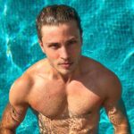 Jannik Schümann shirtless in piscina