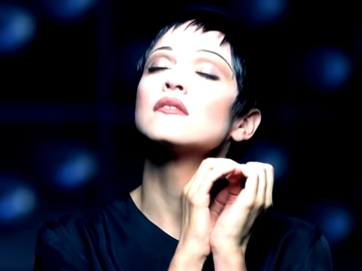 Madonna nel video di Rain