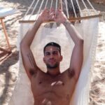 Mahmood a torso nudo sull'amaca