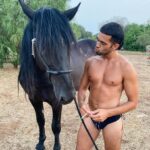Mahmood a torso nudo con un cavallo