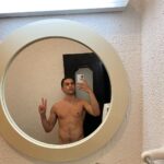 Mahmood quasi nudo allo specchio