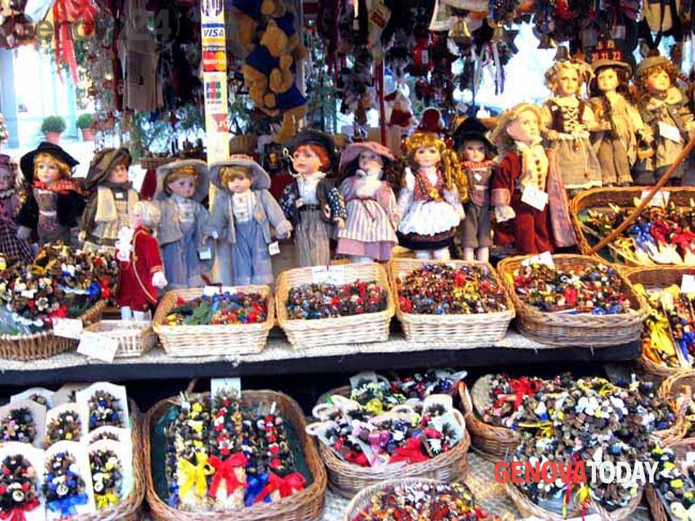 Bancarella di un mercatino di Natale a Genova