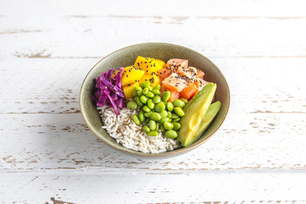 Poke bowl di salmone, frutta e avocado