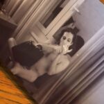 Damiano David  nudo in una foto bianco e nero