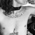 Damiano David  mostra i tatuaggi sul petto