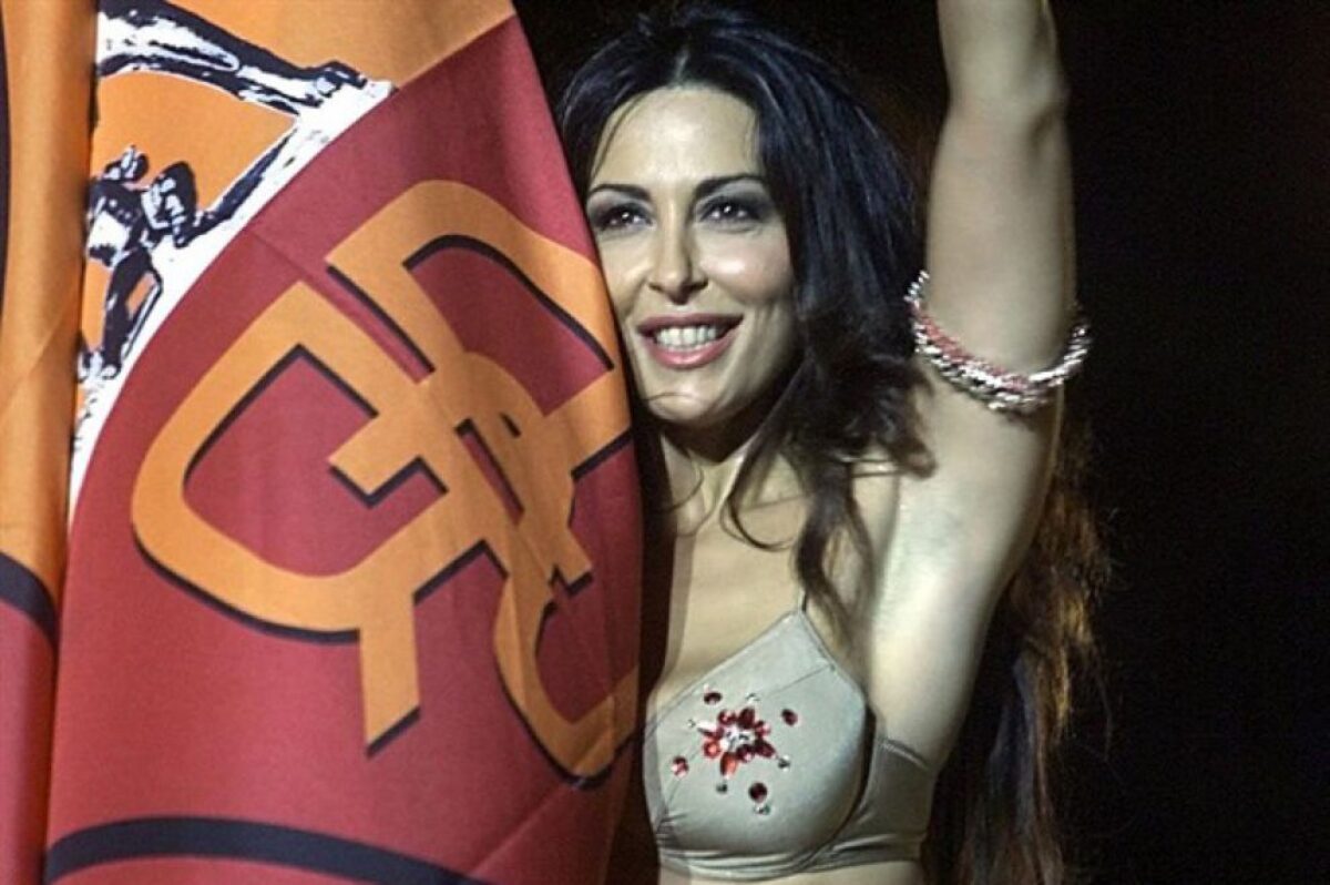 Sabrina Ferilli con la bandiera della Roma
