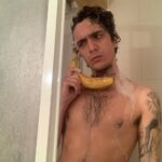 Tananai, banana sotto la doccia