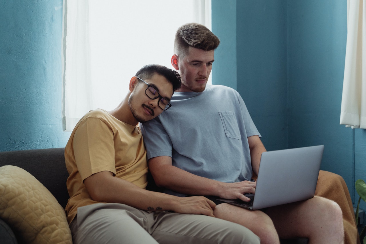 coppia gay di ragazzi con computer