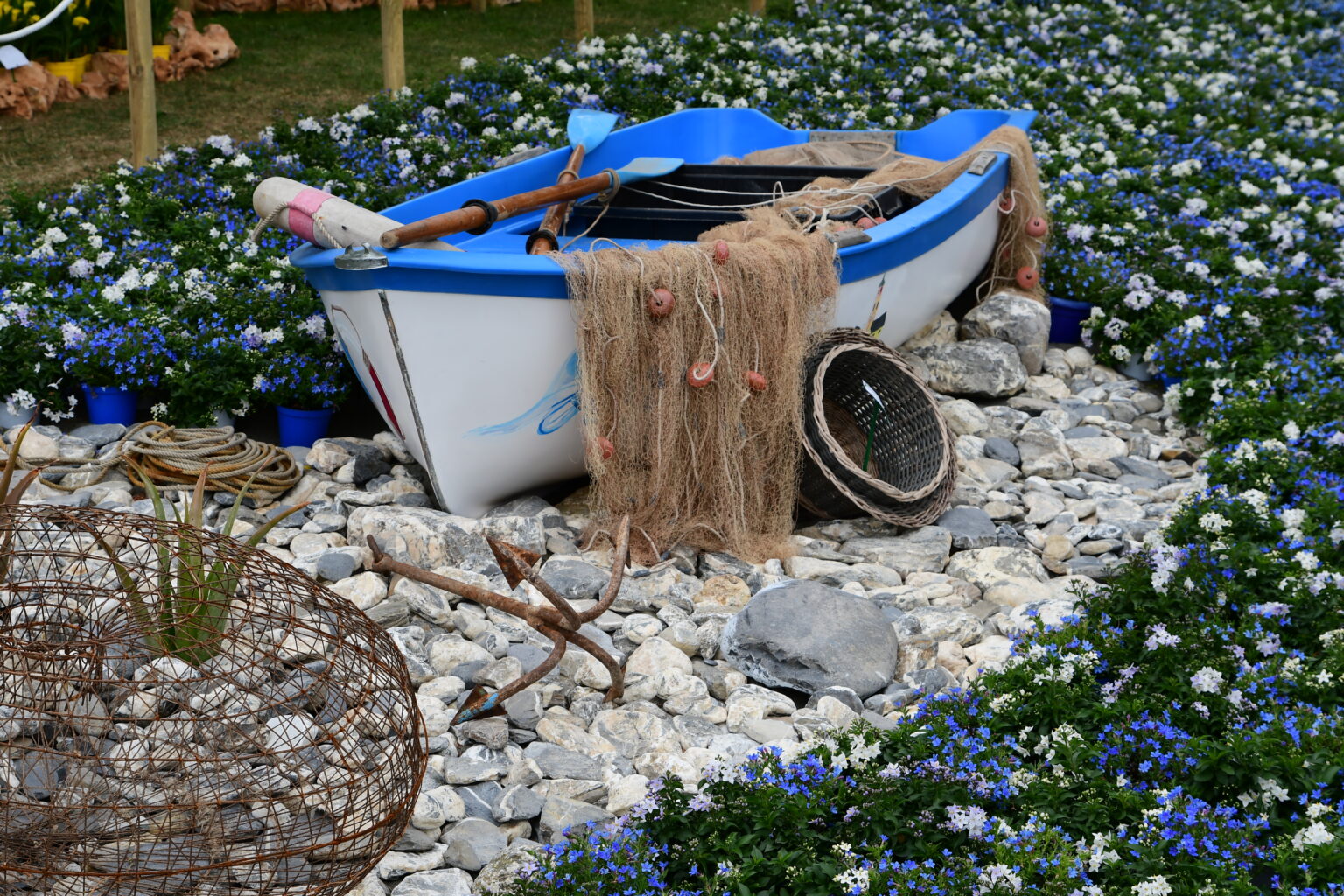 barca a remi circondata da fiori