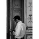 Emmanuel Macron in una foto bianco e nero