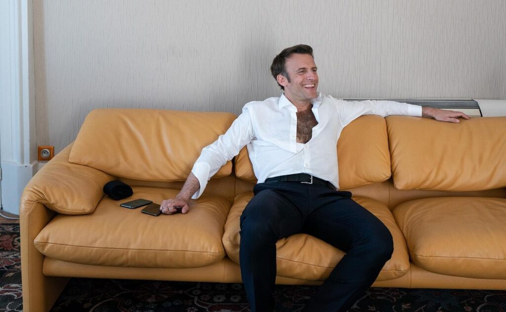 Il presidente francese Macron in posa sul divano