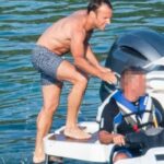Emmanuel Macron in costume, al mare