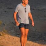 Emmanuel Macron mostra le gambe al mare